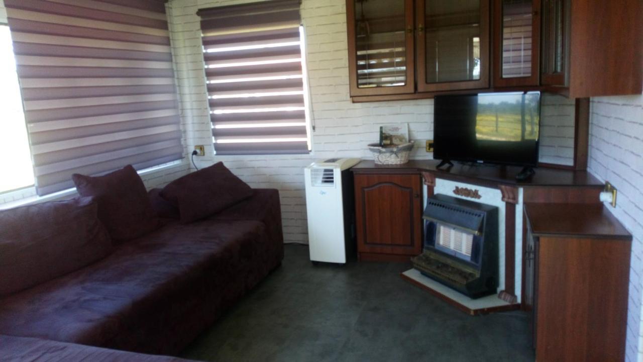 Mobil Home Vintage A La Ferme Des Buttons Rosnay  Exterior photo